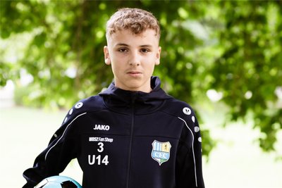 Lucas Fitzner liefert den Blick junger Nachwuchskicker auf die EM. Der 14-Jährige stammt aus Flöha, spielt aber schon seit vielen Jahren im Nachwuchsleistungszentrum des Chemnitzer FC. Er will vor allem darauf achten, ob und bei wem man sich bei den Spielen der Europameisterschaft etwas abschauen kann. Ein spezielles Idol hat er (zumindest bis jetzt) nicht.