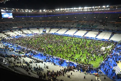 Aus Sicherheitsgründen konnten viele Besucher des Länderspiels im Stade de France die Arena nicht sofort nach Abpfiff verlassen. Sie versammelten sich im Innenraum.