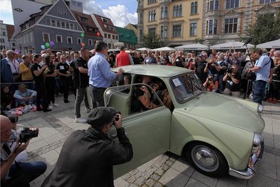 Das Spektakel auf dem Zwickauer Hauptmarkt lockte Hunderte Schaulustige an. Sichtfreie Kamerapositionen waren besonders begehrt.