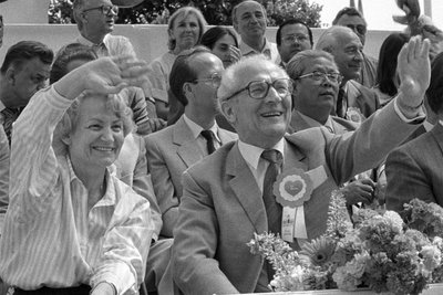 DDR-Staats- und -Parteichef Erich Honecker und dessen Frau Margot Honecker (Ministerin für Volksbildung) winken beim 750-jährigen Jubiläum der Stadt Berlin Festumzugs-Teilnehmern zu. Der DDR-Staat wurde als paternalistischer oder vormundschaftlicher Staat wahrgenommen, mit dem sich die Mehrheit zwar nicht identifizierte, der aber dennoch als allzuständige Lösungsinstanz für die eigenen Nöte und Wünsche adressiert wurde, erklärt Soziologe Raj Kollmorgen. Daraus resultierte eine starke Fokussierung auf den Staat. 