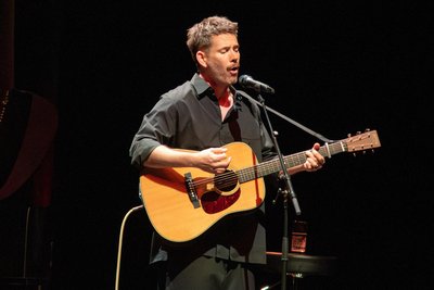 Sänger Johannes Strate von der Band Revolverheld bei seinem gemeinsamen Konzert mit Pianist Sebastian Knauer im König-Albert-Theater in Bad Elster.