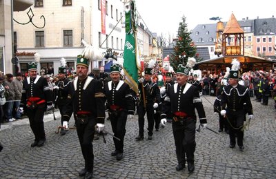 
              <p class="artikelinhalt">Die Bergbrüderschaft Wiesa gehörte mit zu den 41 Traditionsvereinen sowie zwölf bergmännischen Musikvereinen, Kapellen und Orchestern, die am Sonntag in Annaberg-Buchholz aufmarschierten. Dabei waren Trachtenträger aus Sachsen, sechs weiteren Bundesländern sowie Böhmen. </p>
            