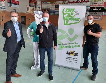 Machen sich für einen Neustart stark: Die Handballer der HSG Freiberg, hier Vorstandsvorsitzender Tobias Scholz (M.) und sein Stellvertreter Erich Fritz (l.) mit KSB-Geschäftsführer Benjamin Kahlert. 