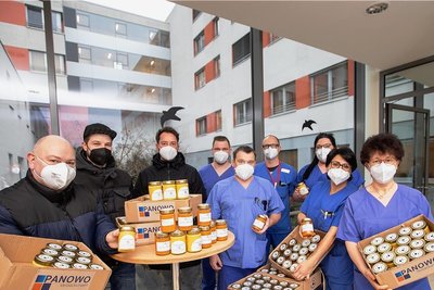 Gastronomen und Mitarbeiter von Krauß Event (links) übergaben am Samstag 220 Suppengläser an die Beschäftigten der Frühschicht im Plauener Helios-Klinikum. 