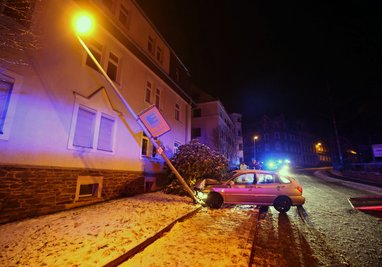 In der Zeisigstraße in Hohenstein-Ernstthal hat es Sonntagnacht gekracht.