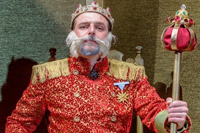 Marvin Thiede agiert unter anderem als königliche Majestät.