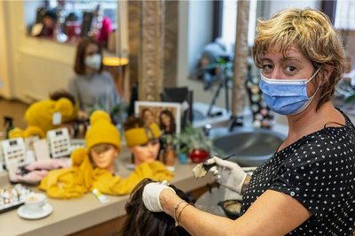 Der große Ansturm vor dem Weihnachtsfest bleibt in diesem Jahr im Salon von Korinna Ernst in Falkenstein aus. Ein Grund dafür ist die 2G-Regelung für die Kundschaft.