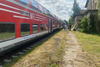 Der Doppelstockzugverband steht am stillgelegten Bahnhof Cossen und wartet auf eine neue Lok.