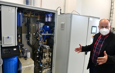 Mitarbeiter Ronny Arnold zeigt, wie platzsparend eine Reinstwasser-Aufbereitungsanlage der Hartmann GmbH aus Hainichen ist.