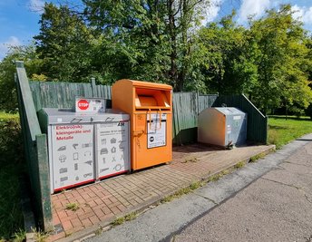 An diesem Müllcontainerplatz an der Chemnitzer Paul-Bertz-Straße wurde am Dienstag ein Glascontainer beschlagnahmt.