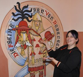 
              <p class="artikelinhalt">Der Ritter von Dobeneck, den Kathrin Grasselt zeigt, begrüßt künftig als Wandgemälde jeden Gast der Jugendherberge Taltitz. </p>
            
