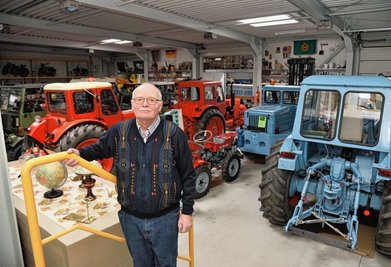 Sammler Friedhold Bauer in seinem Museum: 110 Fahrzeuge - unter anderem Traktoren, Pkw, Zweiräder - stellt er in Süßebach aus. Vor vier Jahren hat er das Museum in die Friedhold-Bauer-Stiftung überführt. 