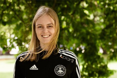 Lilly Seifert blickt mit einer ganz eigenen Art auf die Spiele der EM. Richtig aktiv spielt die 21-Jährige erst seit vier Jahren Fußball, das aber heute immerhin in der Landesklasse bei Handwerk Rabenstein. Fan sei sie aber schon seit ihrer Kindheit, betont die Chemnitzerin. Und sie würde wirklich jedes Spiel mitnehmen, das im TV übertragen wird. Mehr Fansicht geht also kaum.