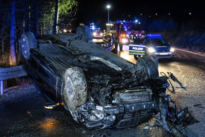 Ein Mercedes ist in der Nacht zu Samstag auf der Schneeberger Straße von der Fahrbahn abgekommen, hat sich überschlagen und ist auf dem Dach liegengeblieben. 