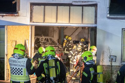 Bei einem Garagenbrand in der Scheibenberger Straße in Crottendorf ist ein 38-Jähriger am Samstagabend verletzt worden. 