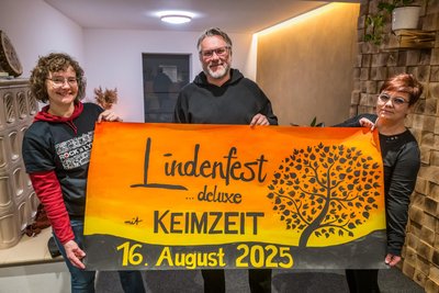 Manuela Malecki (v.l.), Frank Klenner und Denise Blau mit einem Transparent, auf dem eines der großen Events in diesem Jahr beworben wird.