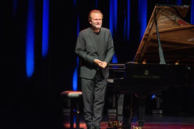 Pianist Sebastian Knauer sorgte bei seinem gemeinsamen Konzert mit Sänger Johannes Strate von der Band Revolverheld im König-Albert-Theater in Bad Elster für klassische Klänge am Flügel.