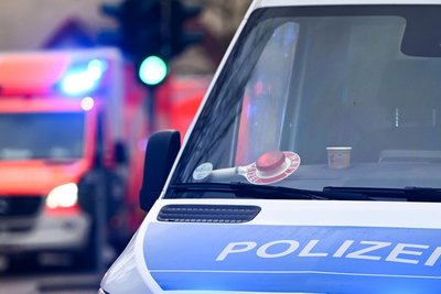 In Zschopau ist eine 68-Jährige beim Aussteigen verletzt worden.