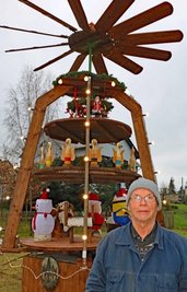 Hobbybastler Dieter Petzold vor seiner selbst gebauten Pyramide in Niederalbertsdorf.