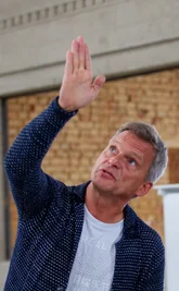 Der Plauener Unternehmer Roland Fuhrmann ist Vorstandsmitglied der Kreishandwerkerschaft. Darüber hinaus engagiert er sich zum Beispiel für der Wiederinstallation der "Plauener Spitze"-Leuchtreklame und bei der Restaurierung des denkmalgeschützten Industriepavillons an der Dürerstraße 30 A. Das Foto entstand dort bei einer Ausstellungseröffnung.