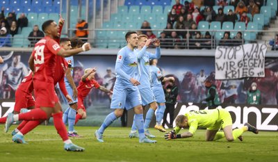 Am 25. Spieltag der Bundesliga: RB Leipzig gegen SC Freiburg in der Red-Bull-Arena. Leipzigs Angelino (hinten) trifft zum 1:1, Freiburger (in blau) reagieren sichtlich enttäuscht. 