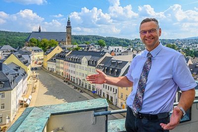 Bürgermeister Ingo Seifert auf dem Turm des Schneeberger Rathauses. Mit seinem offenen Brief hat er für viel Wirbel gesorgt.