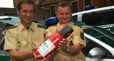Polizeiobermeister Jens Lichtenstein (links) und Polizeihauptmeister Jörg Bochmann von der Autobahnpolizei Reichenbach haben durch beherztes Eingreifen eine mögliche Explosionskatastrophe verhindert. 