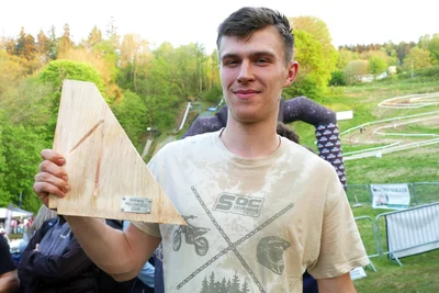 Stolz präsentiert Felix Schnedelbach seinen Siegerpokal.