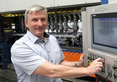 Hat nicht nur an dieser Tiefzieh-Transferpresse den Durchblick: Michael Ziemert, Technischer Leiter bei UFT. 