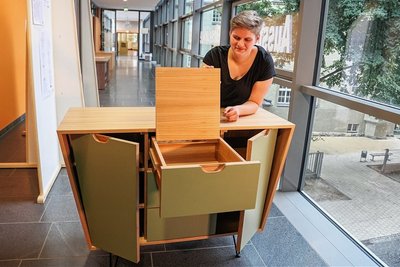 Laurentine Fichtner von der Firma Ernst Rockhausen Söhne mit ihrem Gesellenstück, einem Sideboard. Das Möbelstück ist gleichzeitig Bestandteil der Ausstellung von Gesellenstücken der Tischlerlehrlinge in der Handwerkerschule Chemnitz.