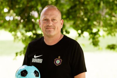 Mario Dörfler ist neben Skerdilaid Curri der zweite Mann mit größerem Bekanntheitswert in der Expertenrunde. Der 46-Jährige ist seit November 2015 Stadionsprecher des FC Erzgebirge Aue – und das stets mit vollem Einsatz. Nicht selten kann er nach Heimspieltagen kaum noch sprechen. Umso besser, dass er über die EM-Spiele nur schreiben muss.