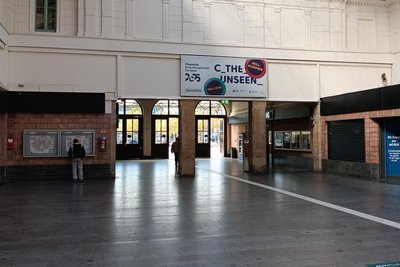 Bis auf ein Transparent am Ausgang gibt es im Bahnhof kaum Neues.