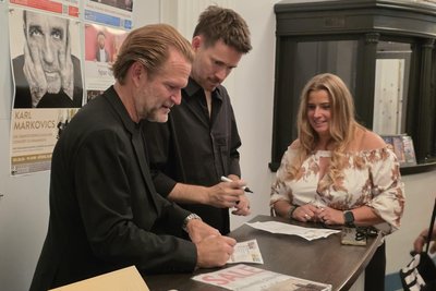 Pianist Sebastian Knauer (links) und Sänger Johannes Strate (Mitte) von der Band Revolverheld gaben nach ihrem gemeinsamen Konzert im König-Albert-Theater in Bad Elster zahlreiche Autogramme.