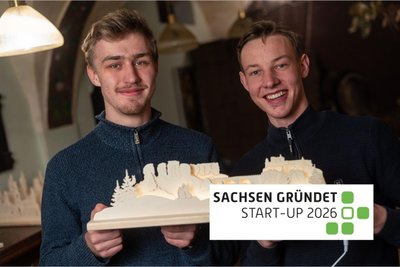 Felix Kirsten (links) und Lorien Petersen, zwei Cousins aus Dürrröhrsdorf-Dittersbach, wollen mit ihren Lichterbögen den traditionellen Schwibbogen-Herstellern Konkurrenz machen.