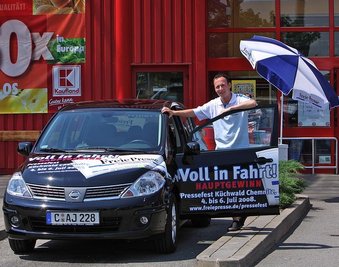 
              <p class="artikelinhalt">Marco Klosz vom "Freie Presse"-Promotionteam tourt zurzeit mit einem Nissan Tiida durch die Region. Am Sonntag macht er Station auf dem Sachsenring.</p>
            