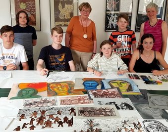 Helga Mühlmann (Mitte) und die Arbeitsgemeinschaft Bildende Kunst in Trägerschaft des Deutschen Kinderschutzbundes in Plauen hat vier freie Plätze für talentierten Nachwuchs. 