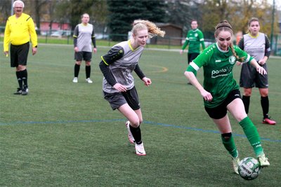 Kristin Steinel (am Ball), die hier Gästespielerin Lara Schlegel davonläuft, brachte Merkur mit ihrem Anschlusstreffer nach einer Stunde wieder ins Spiel.