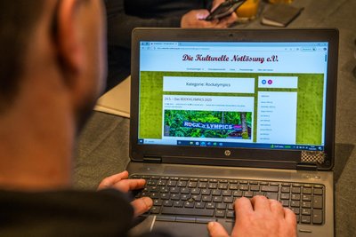 Auf www.die-notloesung.de kann man sich als Festivalpate, der Menschen mit Handicap bei den Rockalympics begleitet, anmelden.