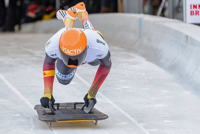 Zwei russische Siege durch Alexander Tretjakow und Jelena Nikitina gab es zum Skeleton-Weltcupauftakt in Innsbruck-Igls. Von den deutschen Startern schaffte es nur Christopher Grotheer als Drittplatzierter aufs Podest. Axel Jungk (Foto) kam mit vier Zehnteln Rückstand auf Sieger Tretjakow als Vierter ins Ziel. "Das waren keine optimale Läufe", sagte der Hohndorfer nach dem Rennen, "aber ich weiß, dass ich wieder an der Spitze mitfahren kann. Die Startzeiten sind jetzt noch nicht ganz so wichtig, der Formaufbau ist in diesem Winter ganz auf die Olympischen Spiele ausgerichtet, dort will ich meine Bestleistung bringen." Mit dem vierten Platz hat Jungk ein Drittel der Olympianorm erfüllt. Das schaffte auch Alexander Gassner als Achter. Um nach Peking zu fahren, müssen die deutschen Skeletonis zweimal unter die besten drei oder dreimal unter die besten acht fahren. Achte bei den Damen wurde Tina Hermann, nur Elfte Jacqueline Lölling. Hannah Neise musste sich sogar mit dem 18. Platz begnügen.ts
