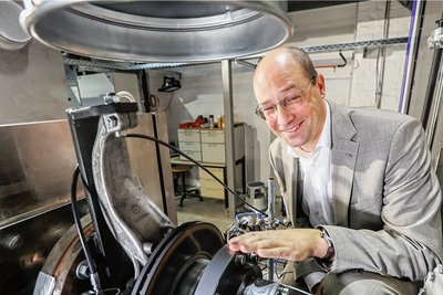 Ralph Meyer, Professor für Fahrzeugsystemdesign an der TU Chemnitz, an einer der modernsten Bremsenprüfstände Europas. Die Anlage in Altchemnitz kann Bremseigenschaften bei Temperaturen bis minus 40 Grad testen. 