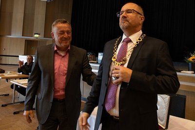 Er ist nun der Träger der Amtskette: Der bisherige OB Ralf Oberdorfer übergab den offiziellen Schmuck an Nachfolger Steffen Zenner. 