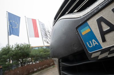 Pkw aus der Ukraine: Zumindest eine Sorge wollen hiesige Kfz-Versicherer den durch Deutschland fahrenden Kriegsflüchtlingen nehmen. 
