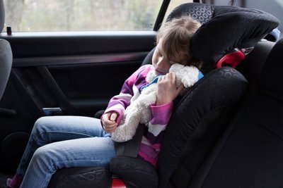 Auch größere Kinder gehören noch in einen Kindersitz, um bei Unfällen ausreichend geschützt zu sein.