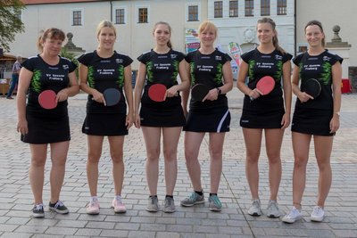 Statt mit sechs konnten die Saxonia-Damen am Samstag nur mit drei Spielerinnen antreten. Dagmar Hänel (1. v. l.), Simone Röstel (2., v. l.) und Alexandra Uhlig (3. v. l.) streckten sich beim 2:8 vergebens. Hänel konnte immerhin ihre beiden Einzel gewinnen.