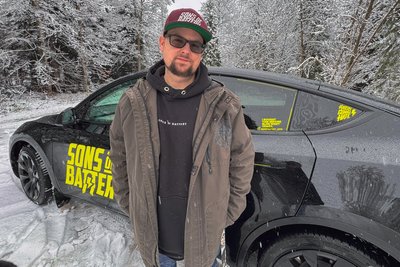 Patrik Schneider hat für seinen Onlineshop „Sons of Battery“ bereits Erfahrungen mit Folienstickern – auch an seinem Tesla.