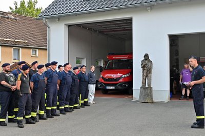 Angetreten zum Putz-Dienstabend in Kleinhartmannsdorf: Nico Endler und seine Truppe vor dem neuen Gerätehaus.