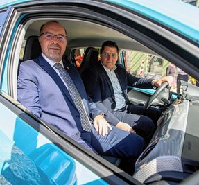Landrat Thomas Hennig am Steuer, Plauens Oberbürgermeister Steffen Zenner (von rechts, beide CDU) auf dem Beifahrersitz. Wird so die Führungskrise der Kreisbehörde bis zur Wahl des Vize-Landrats überbrückt? 