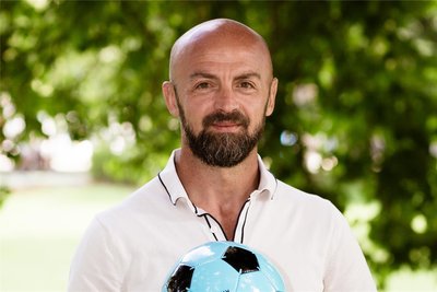 Skerdilaid Curri ist der Einzige mit Promi-Status in der Riege der EM-Experten. Der 48-Jährige war als Profifußballer unter anderem beim VFC Plauen und dem FC Erzgebirge Aue aktiv. Der 1,66 Meter große Albaner war bei den „Veilchen“, für die er 244 Spiele absolvierte, Publikumsliebling. Nach seiner Karriere wurde Curri Gastronom, er betreibt in Schwarzenberg das Restaurant „Rrush“.