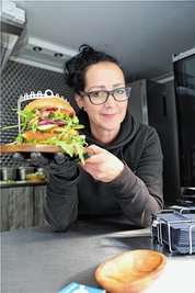 Claudia Geist, Inhaberin der Street-Food-Factory, präsentiert einen ihrer Burger.