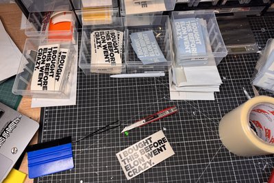 In seiner Werkstatt fertigen Patrick Schneider und seine Frau die Sticker in Handarbeit an.